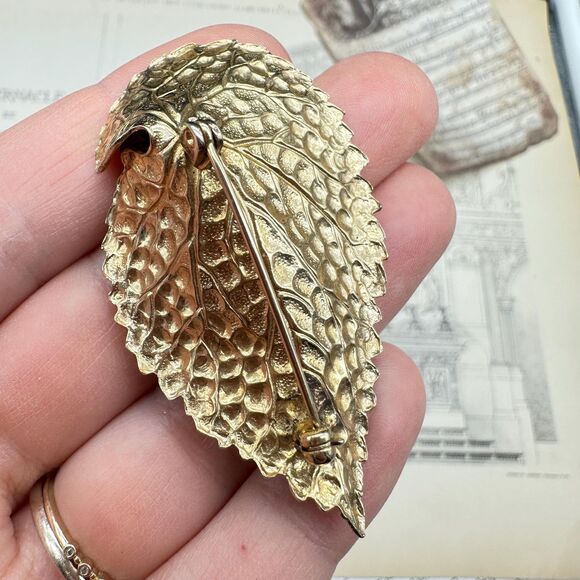 Realistic Vintage Gold Tone Leaf Brooch with  Pearl Accent - Picture 2 of 4